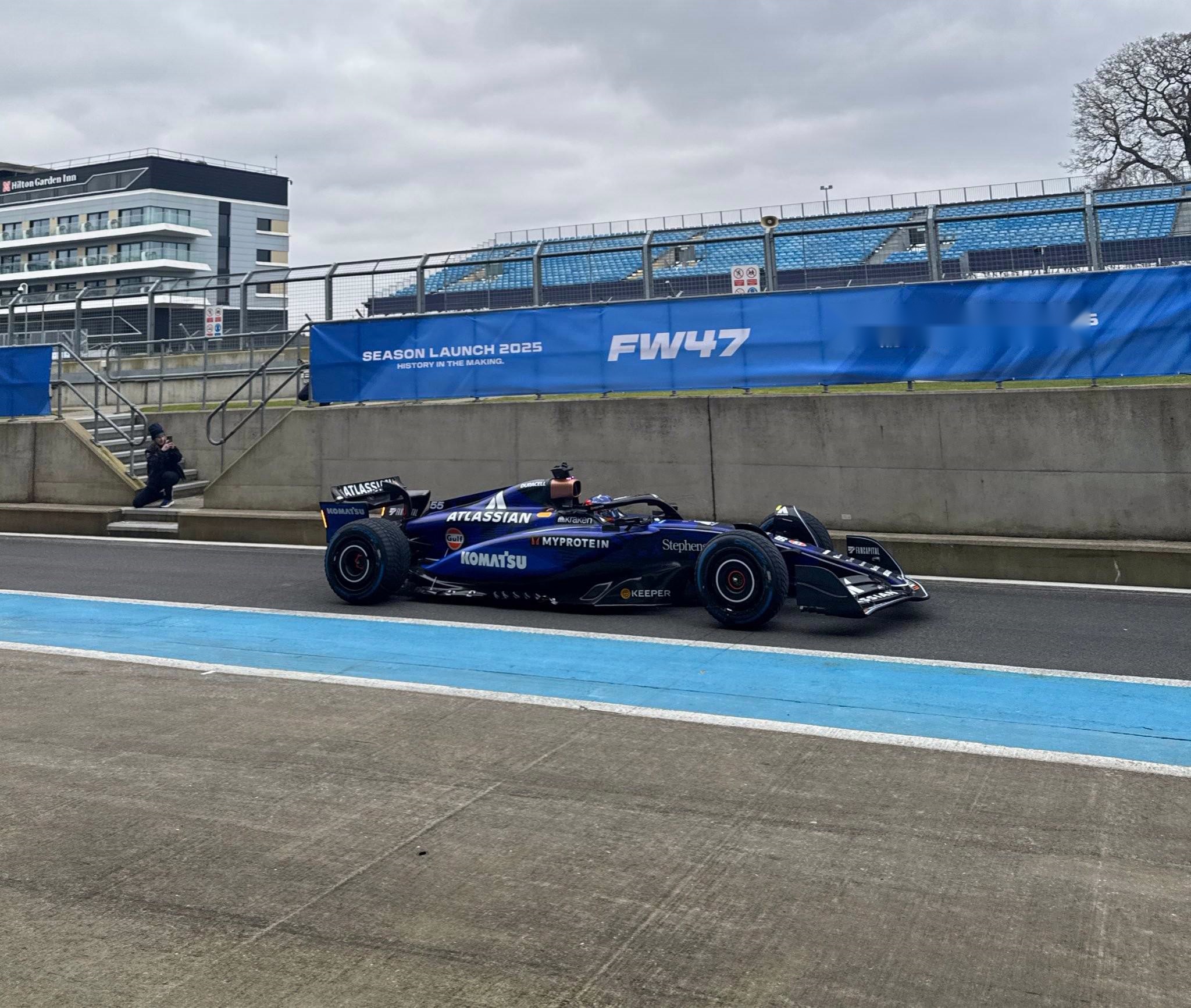 开云体育-哈斯车队鏖战阿斯顿马丁，塞恩斯点燃赛场