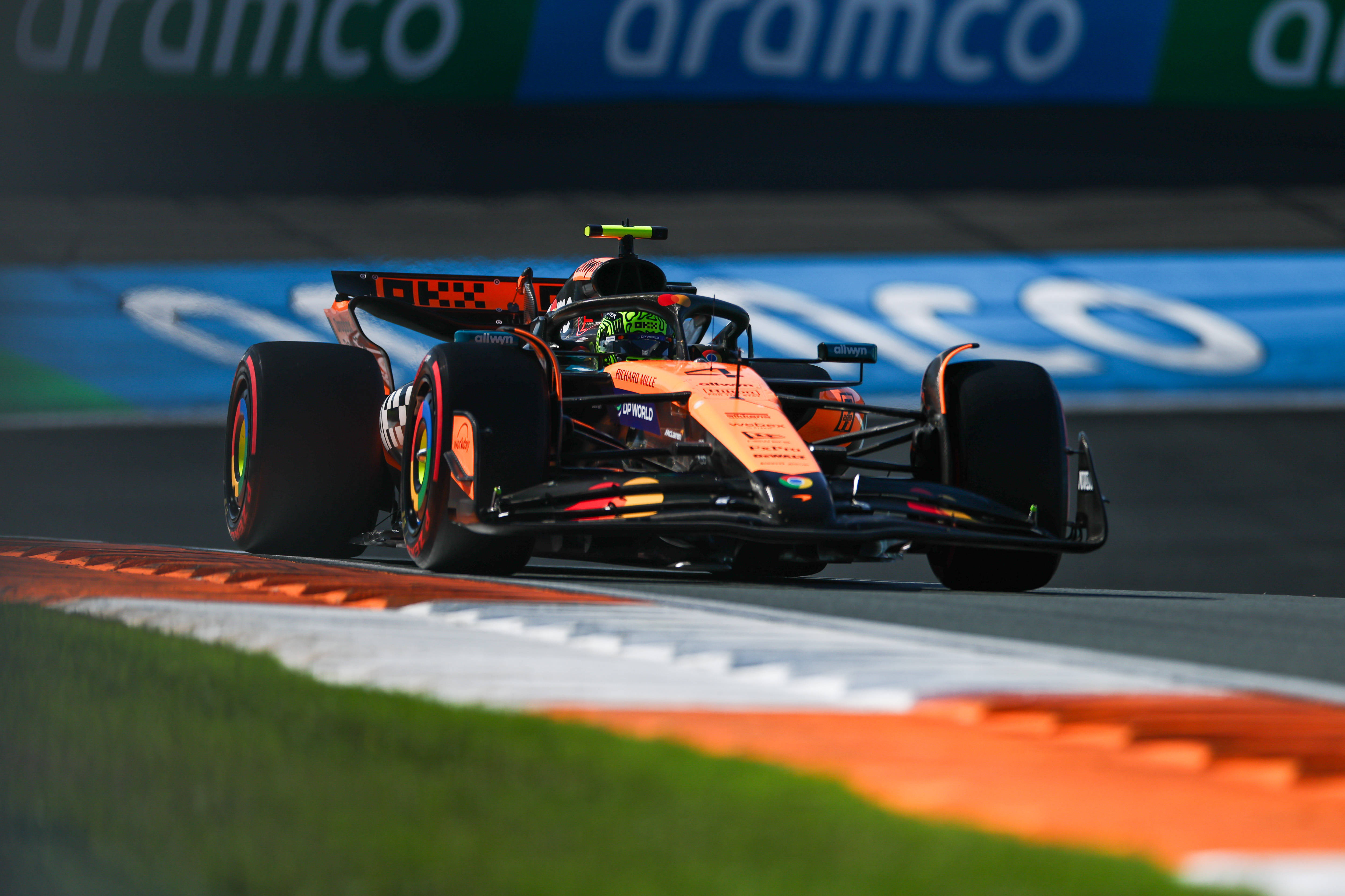 开云体育入口-梅赛德斯绝杀红牛车队,皮亚斯特里状态火热