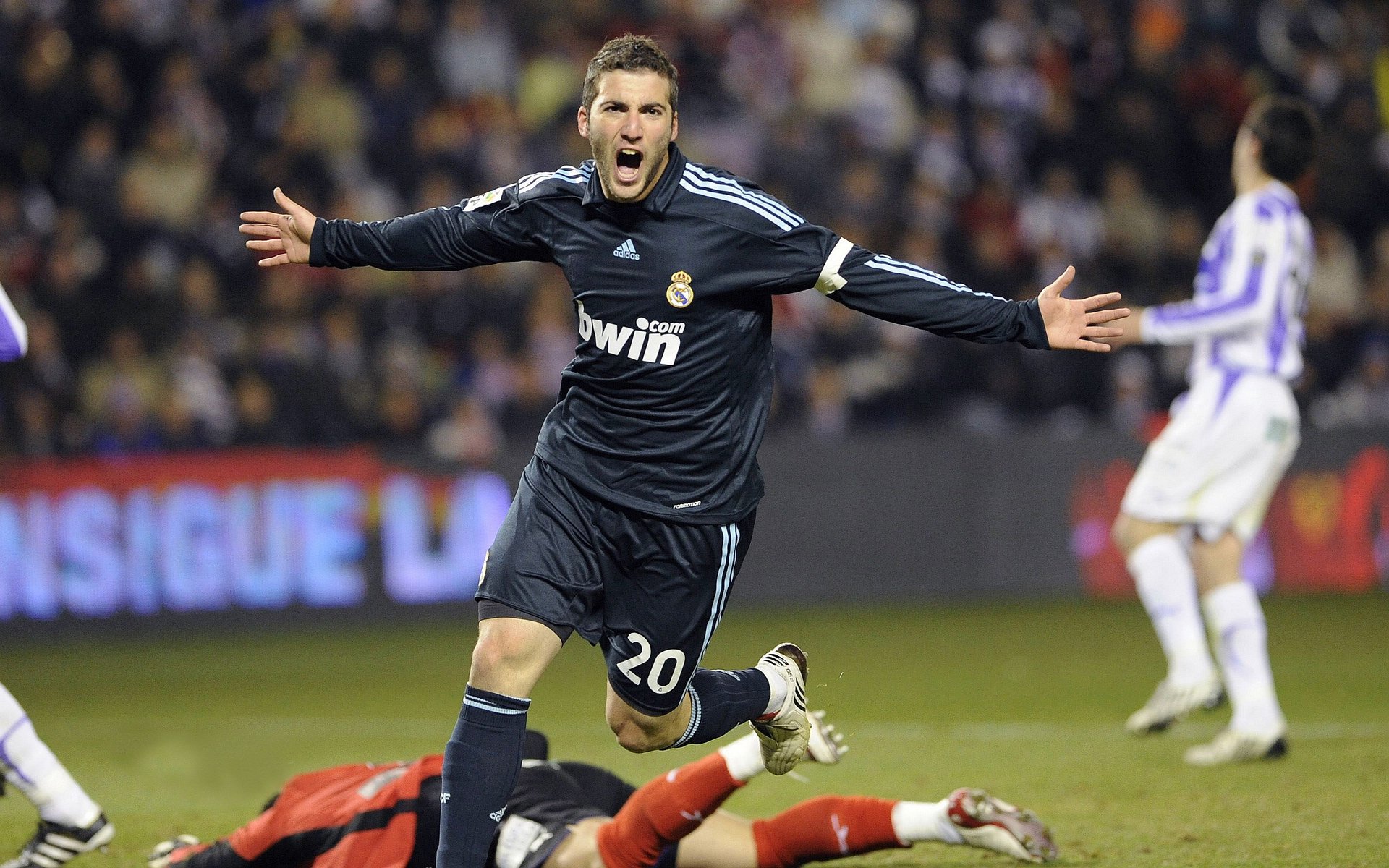 开云体育入口-巨星的试炼场，西亚卡姆的聚光灯定律