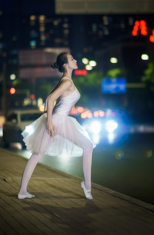 开云体育APP下载-灰熊狂胜勇士，西亚卡姆高光表现引领大捷